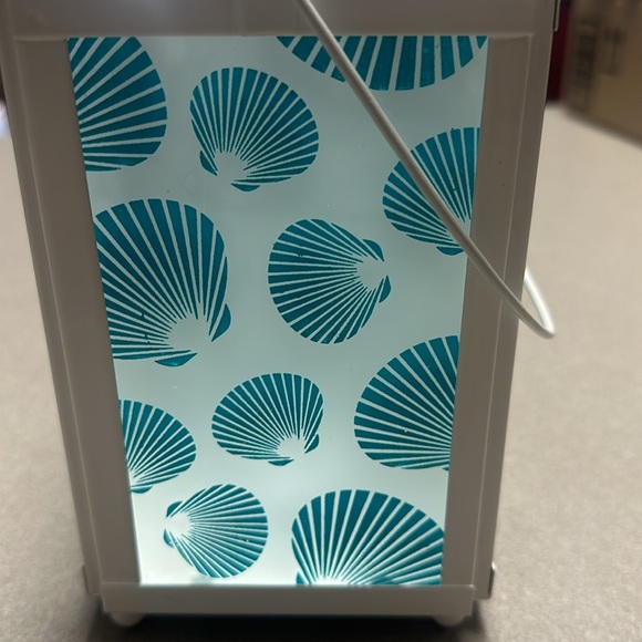 Candle holder with flameless candle sea shell design in turquoise glass & metal - Picture 2 of 7